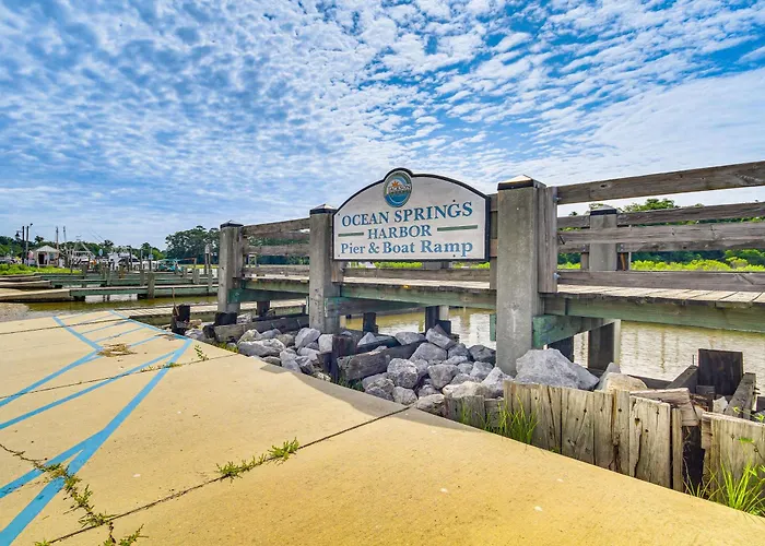 Mid-Century Dream Home < Half-Mile To Beach!